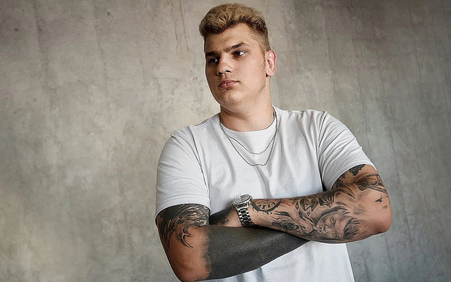 Iceberg жестко о Schokk: экс-киберспортсмен назвал рэпера «быдло-бабуином» и поддержал Ростика в конфликте.