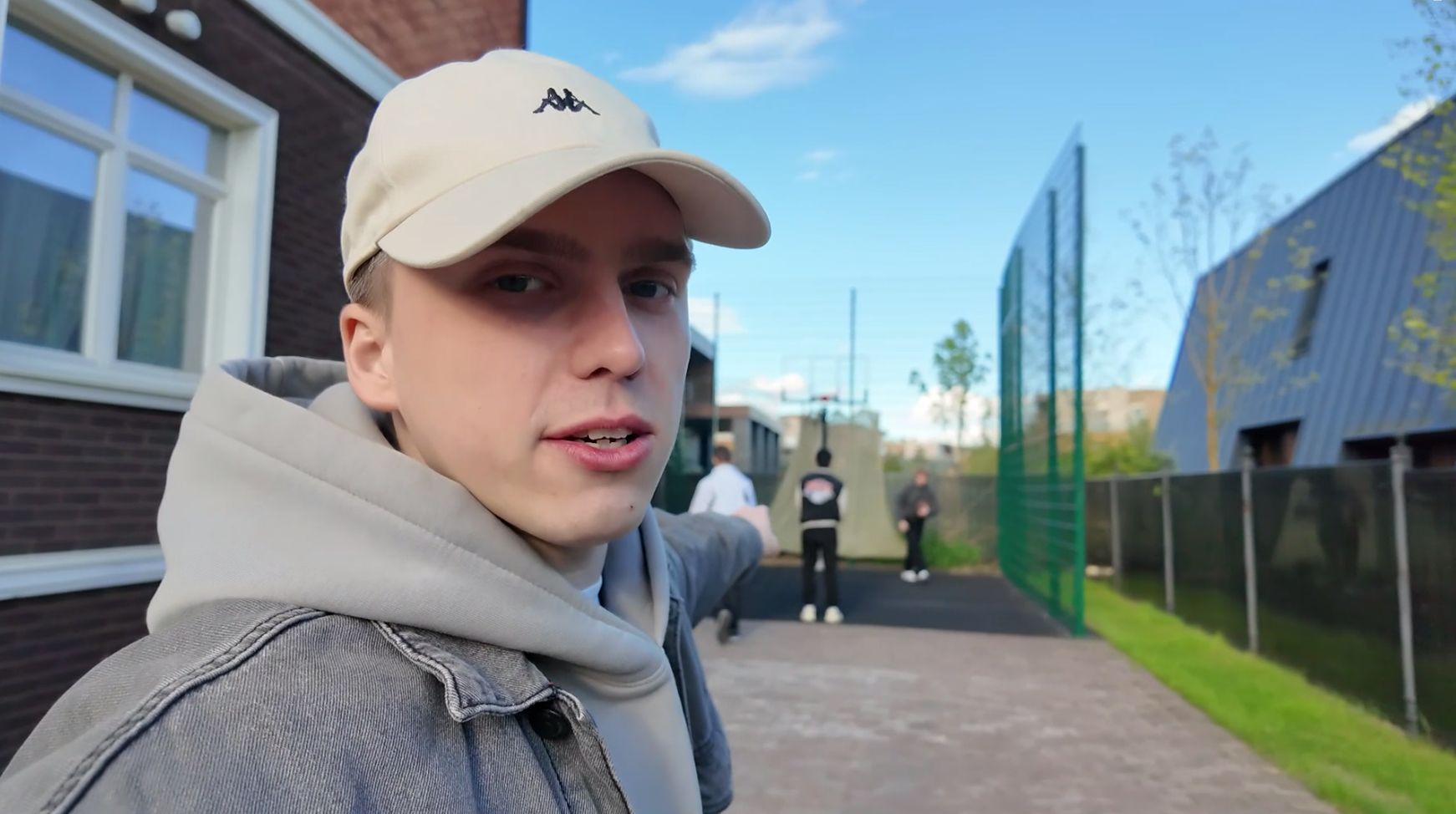 Toss на буткемпе — снимает команду на басткетбольной площадке