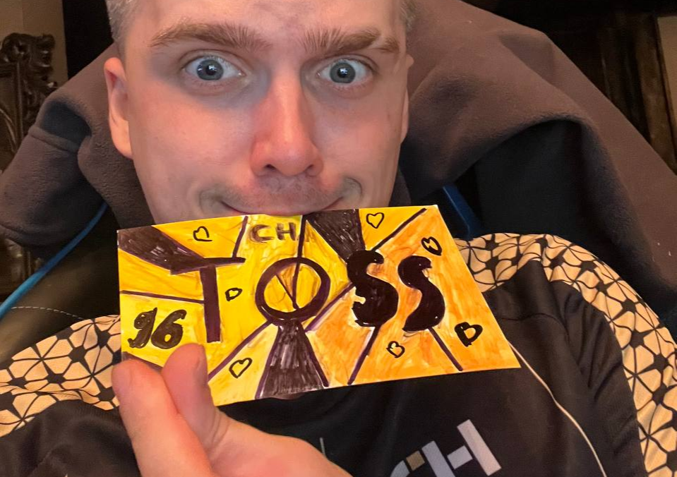 Toss позирует с артом от фаната&nbsp;