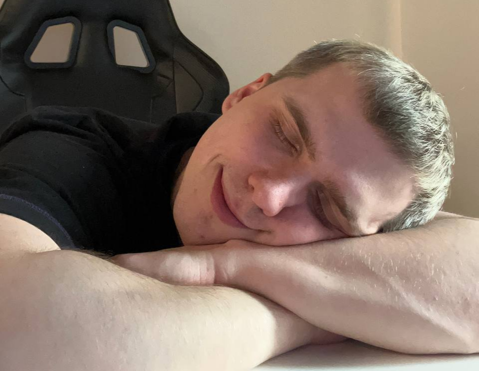 Toss «нашел праки и спит»